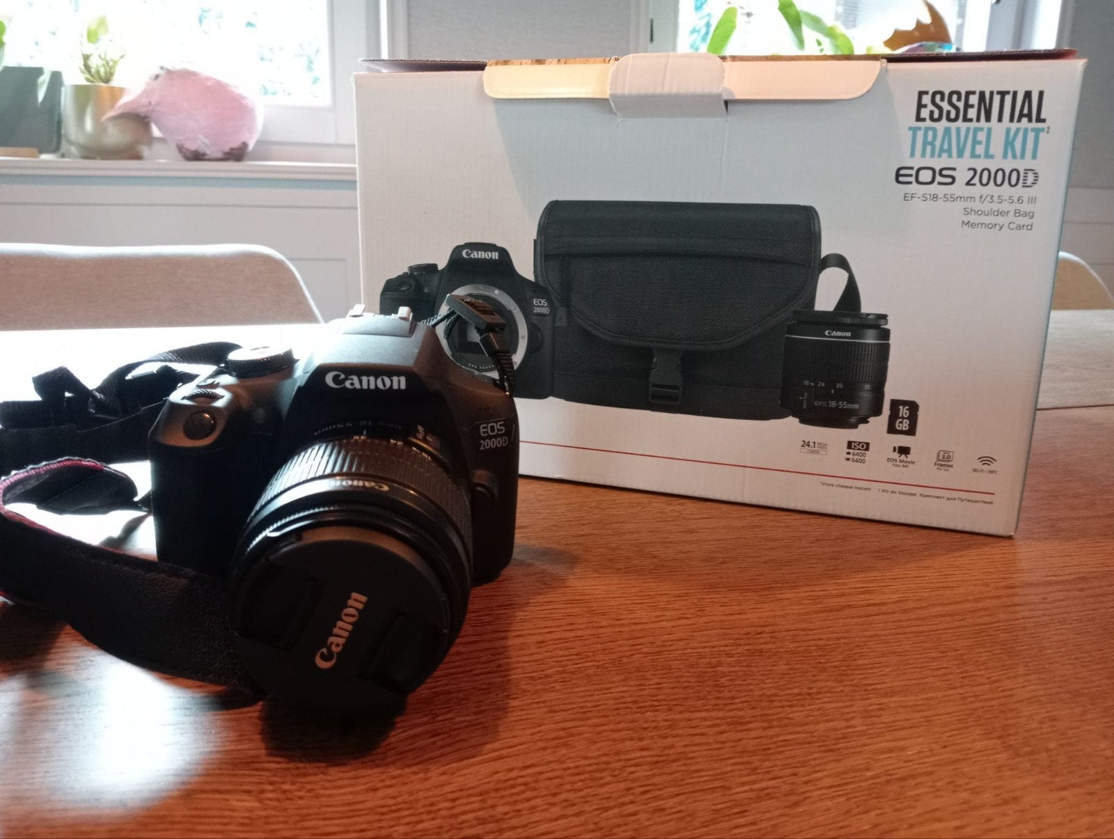 Canon EOS 2000D Essential Travel Kit - Spiegelreflexcamera, Canon, Zo goed als nieuw, 4 t/m 7 keer, Ingebouwde flitser