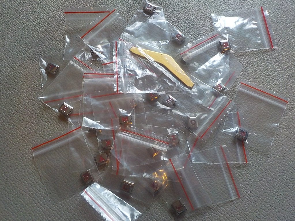 26 Italiaanse Bedels bedelarmband Uberry 9mm roze letters, Staal, Nieuw, Ophalen of Verzenden, Met bedels of kralen