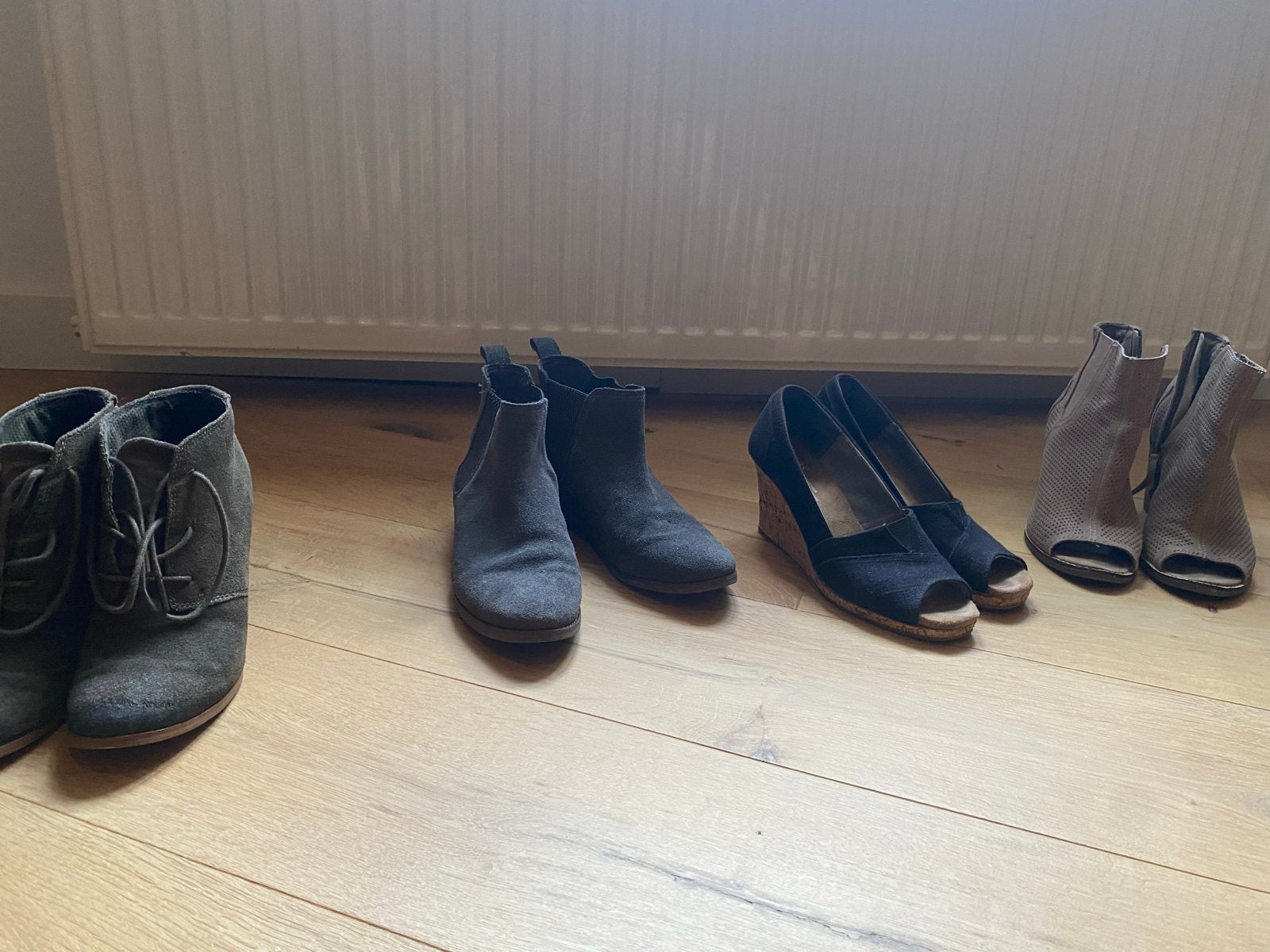 4 paar TOMS schoenen maat US 8 en 7,5, Kleding | Dames, Schoenen, Gedragen, Lage of Enkellaarzen, Grijs, Ophalen of Verzenden