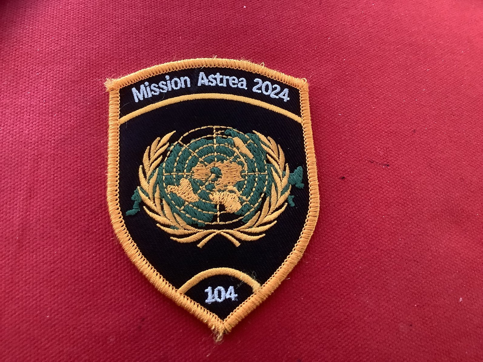 Badge van Mission Astrea 2024, Ophalen of Verzenden, Landmacht, Nederland, Embleem of Badge