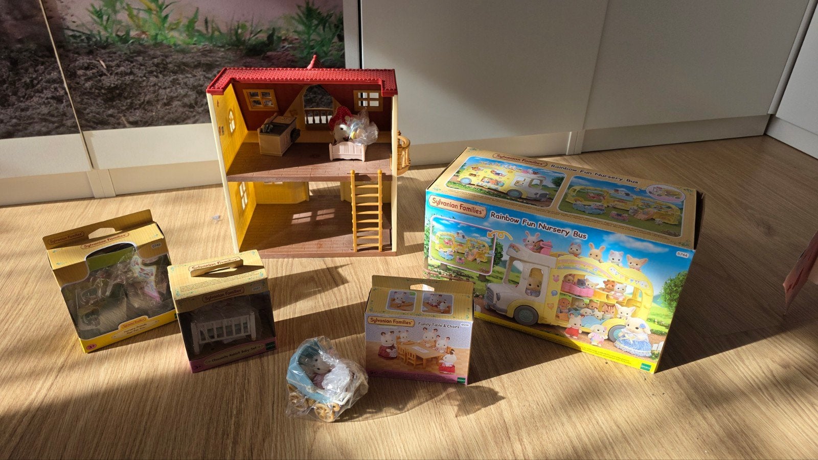 Sylvanian Families huis, babybed, tweeling en bus met doos, Ophalen of Verzenden, Zo goed als nieuw, Poppenhuis