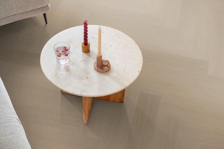 YUP Fulham herringbone click SRC smoky l €19,90, Crème, 75 m² of meer, Nieuw, PVC CLICK VISGRAAT