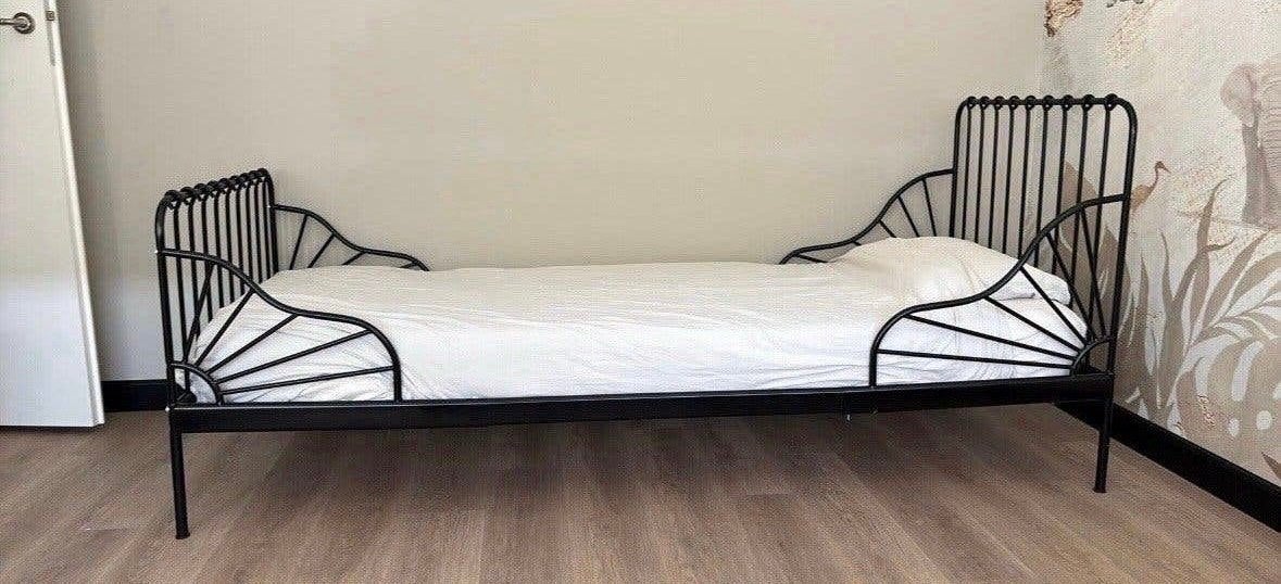 Ikea Minnen meegroeibed zwart, Ophalen, 70 tot 85 cm, Zo goed als nieuw, Matras