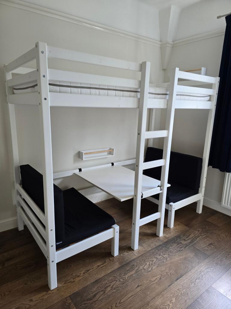 Hoogslaper en stapelbed met zitje (zwarte kussens) en tafel, Huis en Inrichting, Slaapkamer | Stapelbedden en Hoogslapers, Ophalen