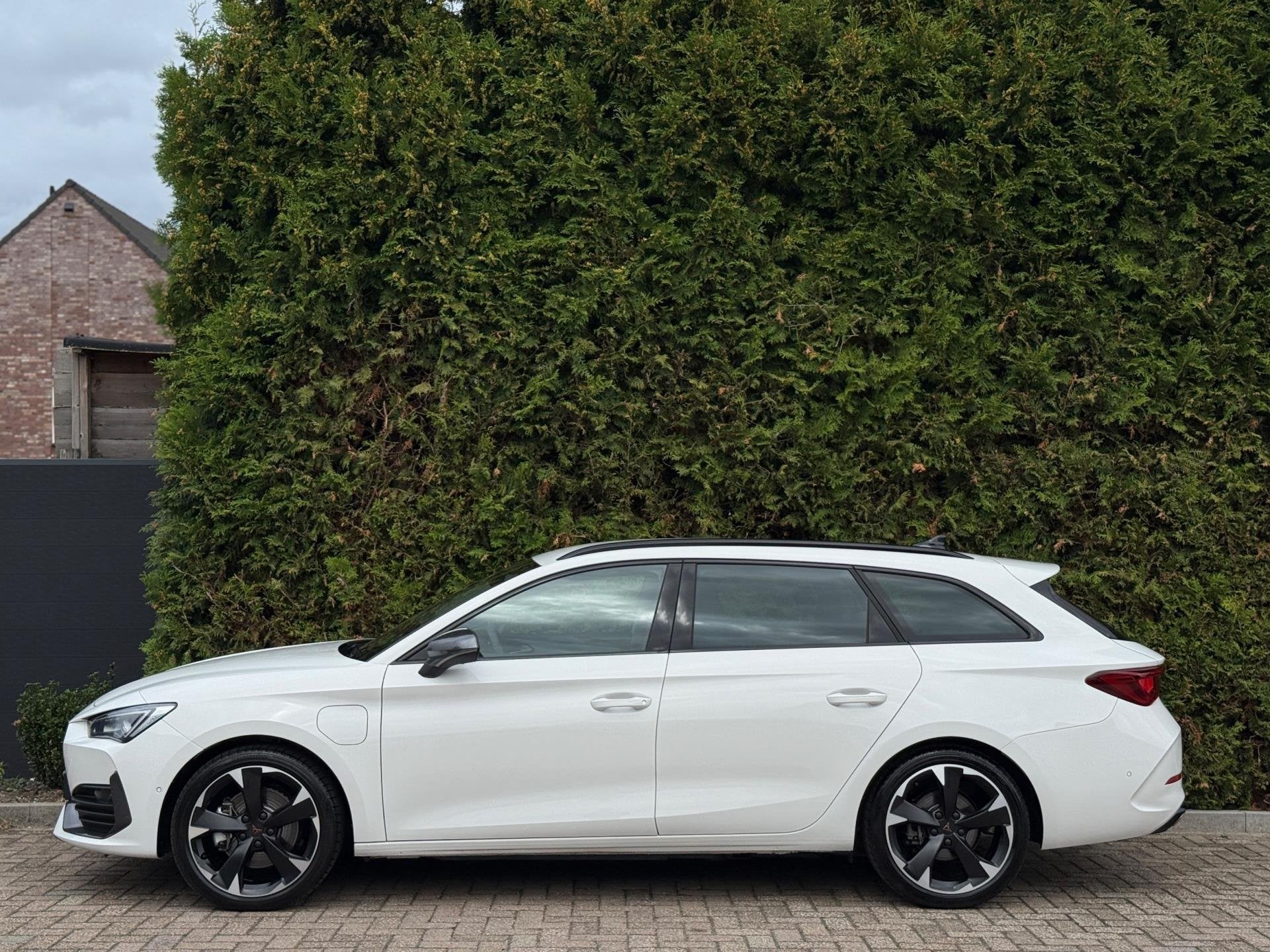CUPRA Leon Sportstourer 1.4 e-Hybrid VZ CarPlay, Auto's, Cupra, Dealer onderhouden, 77 km/l, Gebruikt, Zwart