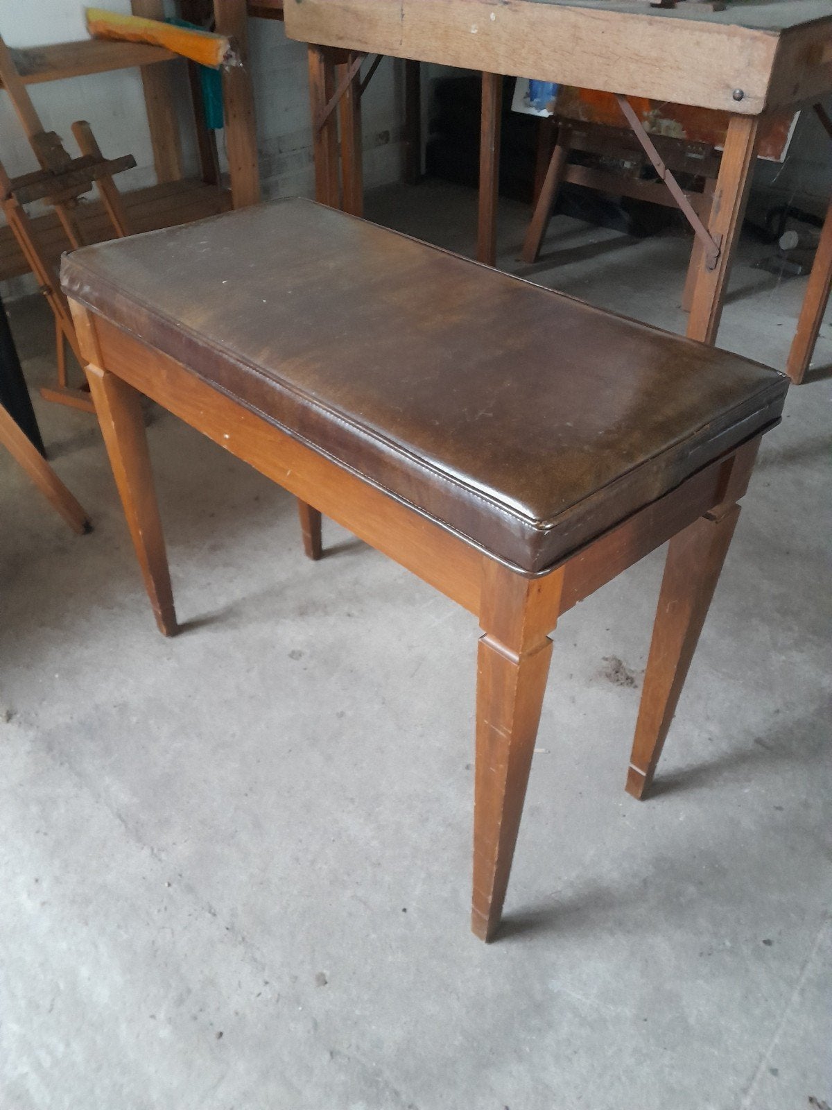 Vintage piano kruk met bruin leren zitting, Huis en Inrichting, Krukjes, Ophalen of Verzenden, Gebruikt, Hout