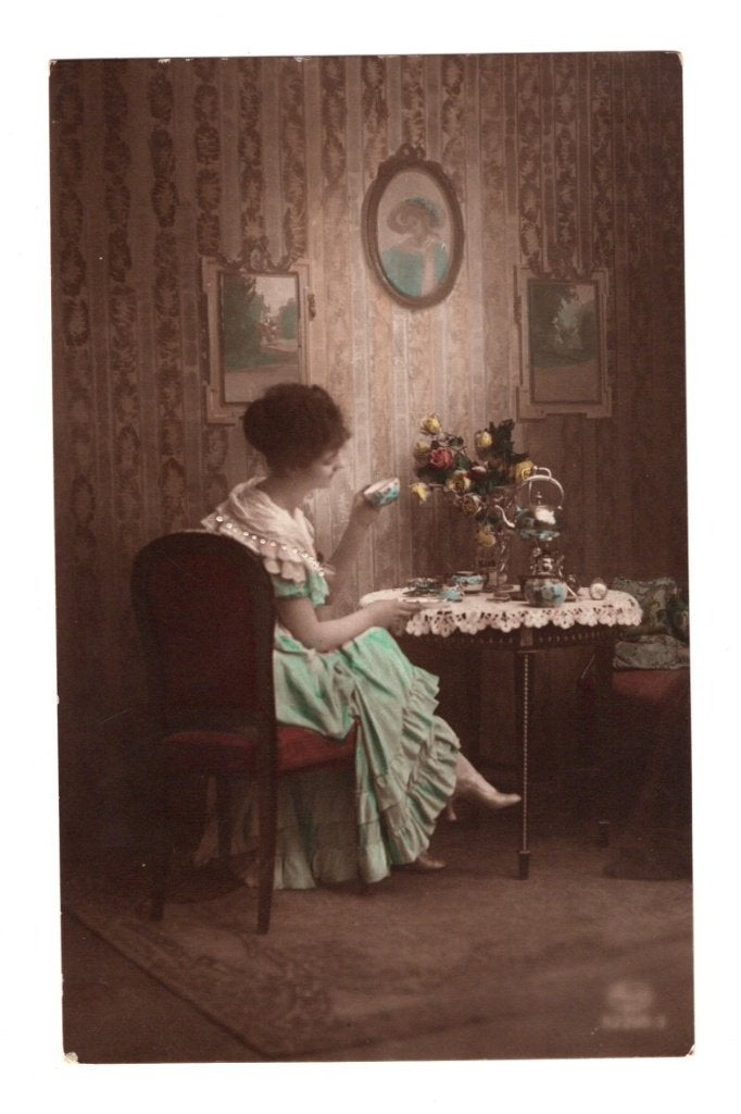 Antieke Fotokaart Dame met Theeservies Gelopen 1922, Ophalen of Verzenden, 1920 tot 1940, Gelopen, Overige thema's