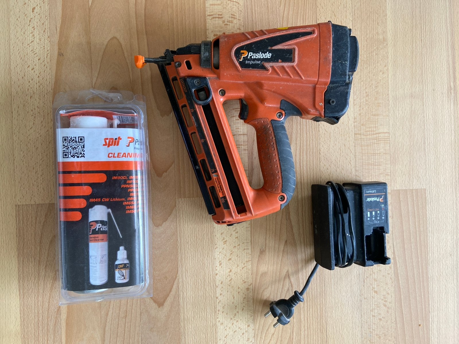 Paslode IM65A F16 Lithium tacker met lader en reinigingsset, Ophalen of Verzenden, Gebruikt