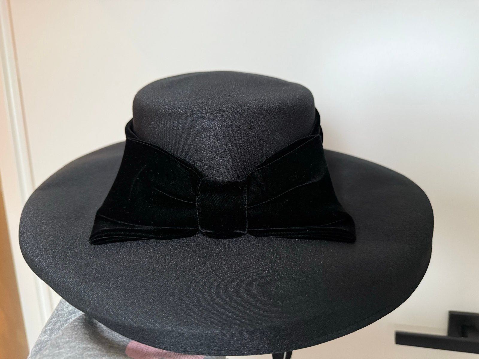 Zwarte hoed met fluwelen band/strik - 1x gedragen, Kleding | Dames, Ophalen of Verzenden, Zo goed als nieuw, Hoed