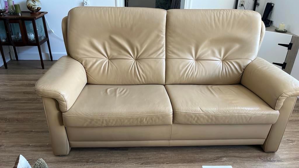 Zitbank beige tweeënhalf zits, Gebruikt, Driepersoons, Leer, Ophalen of Verzenden