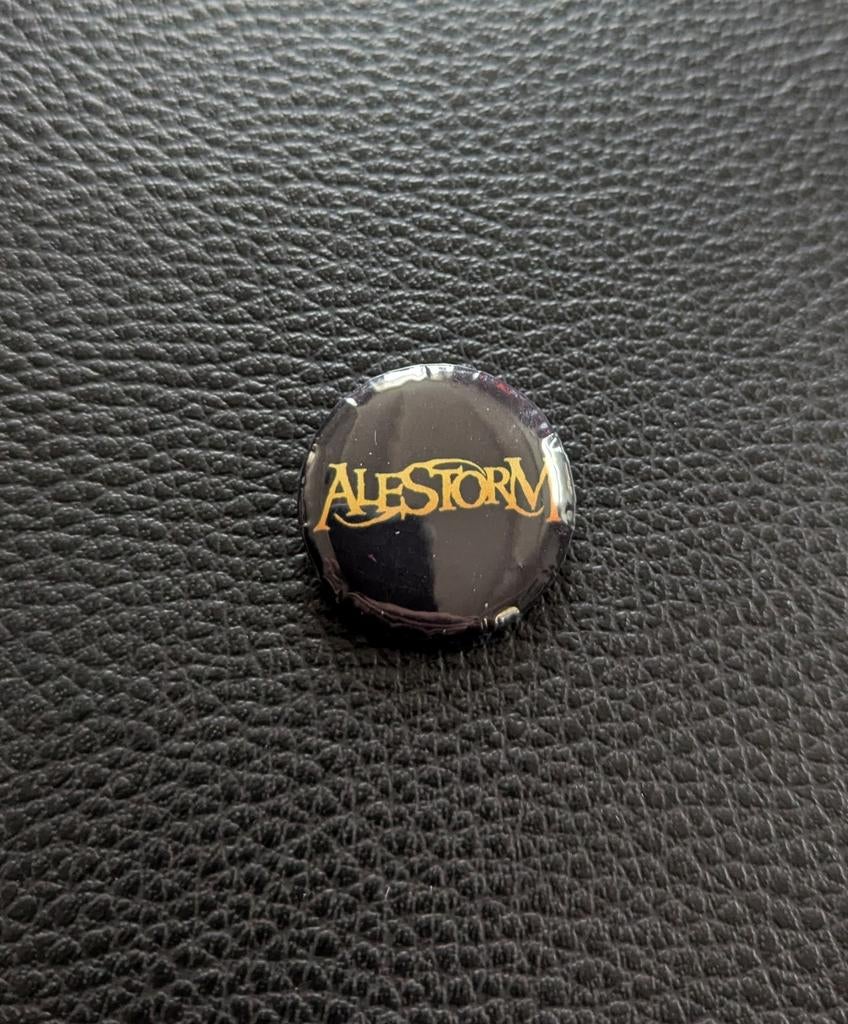 Alestorm – 25 mm button – Zwart/Goud, Ophalen of Verzenden, Nieuw