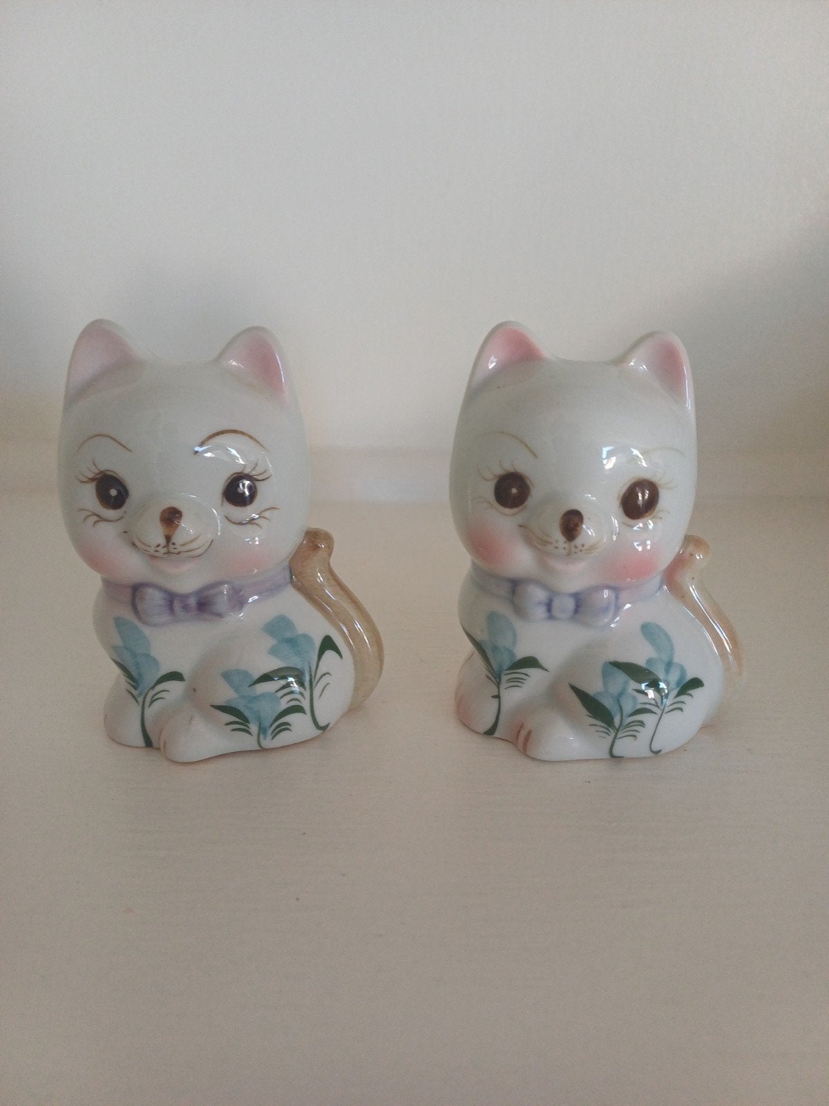2 Schattige Vintage Spaarpotjes Poesjes - 9 cm hoog, Ophalen of Verzenden, Gebruikt, Steen, Aardewerk of Keramiek, Dier