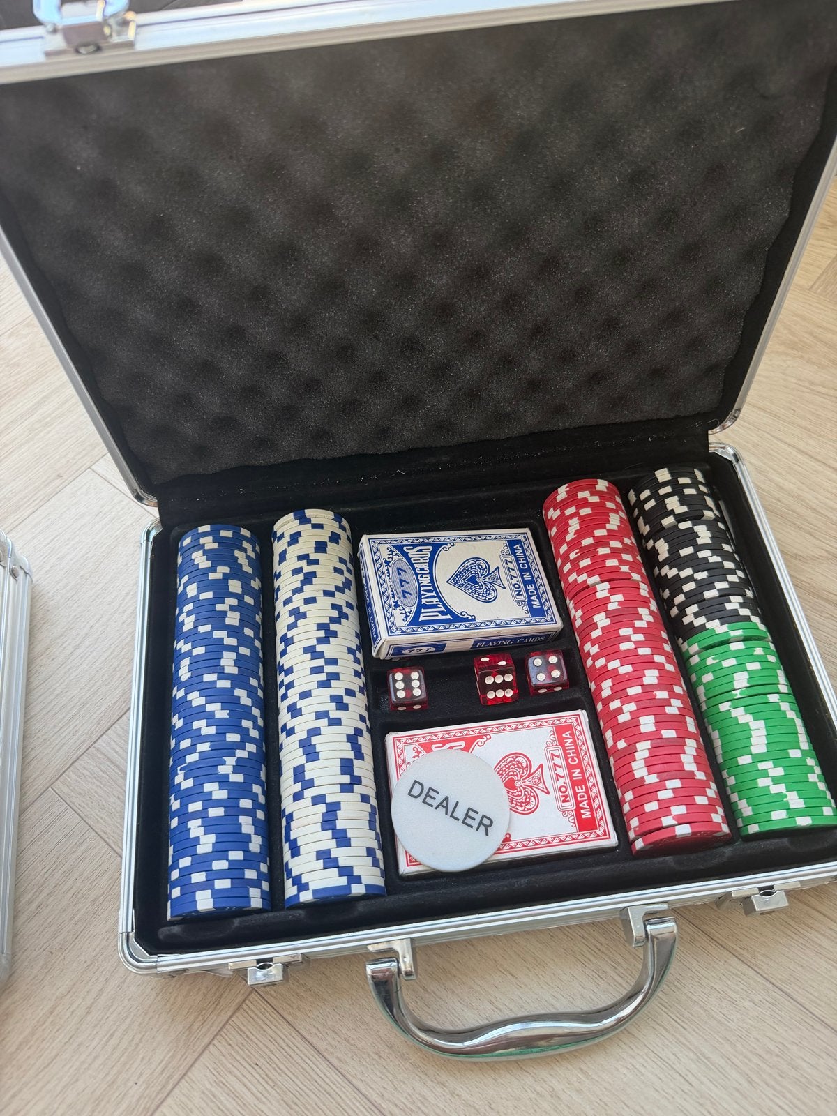 Pokerset in aluminium koffer met 200 chips, Hobby en Vrije tijd, Drie of vier spelers, Ophalen of Verzenden, Gebruikt