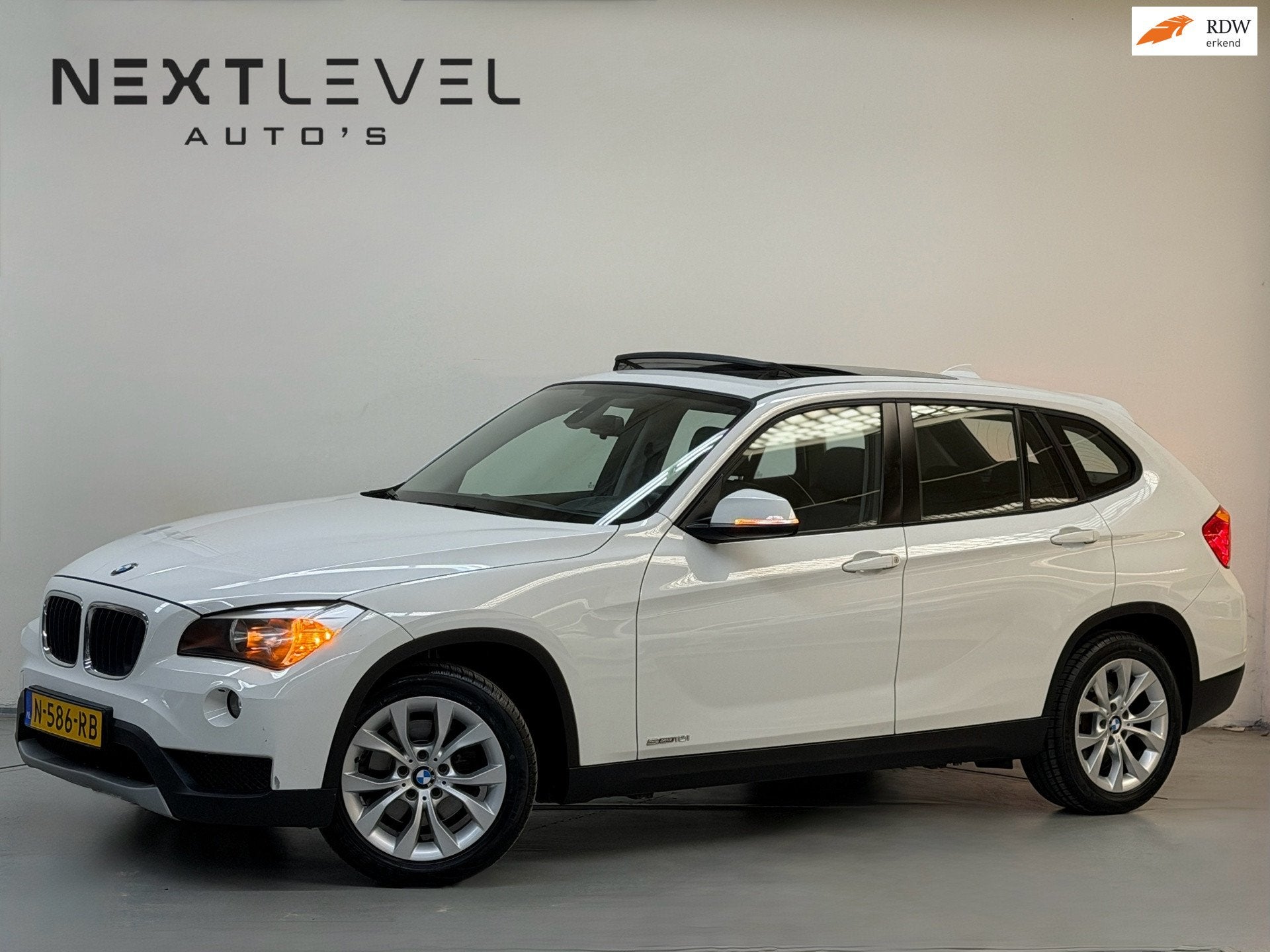 BMW X1 SDrive18i PANO TREKHAAK NAVI LEDER 4 Niuewe Banden, Auto's, Achterwielaandrijving, 4 cilinders, 150 pk, Wit