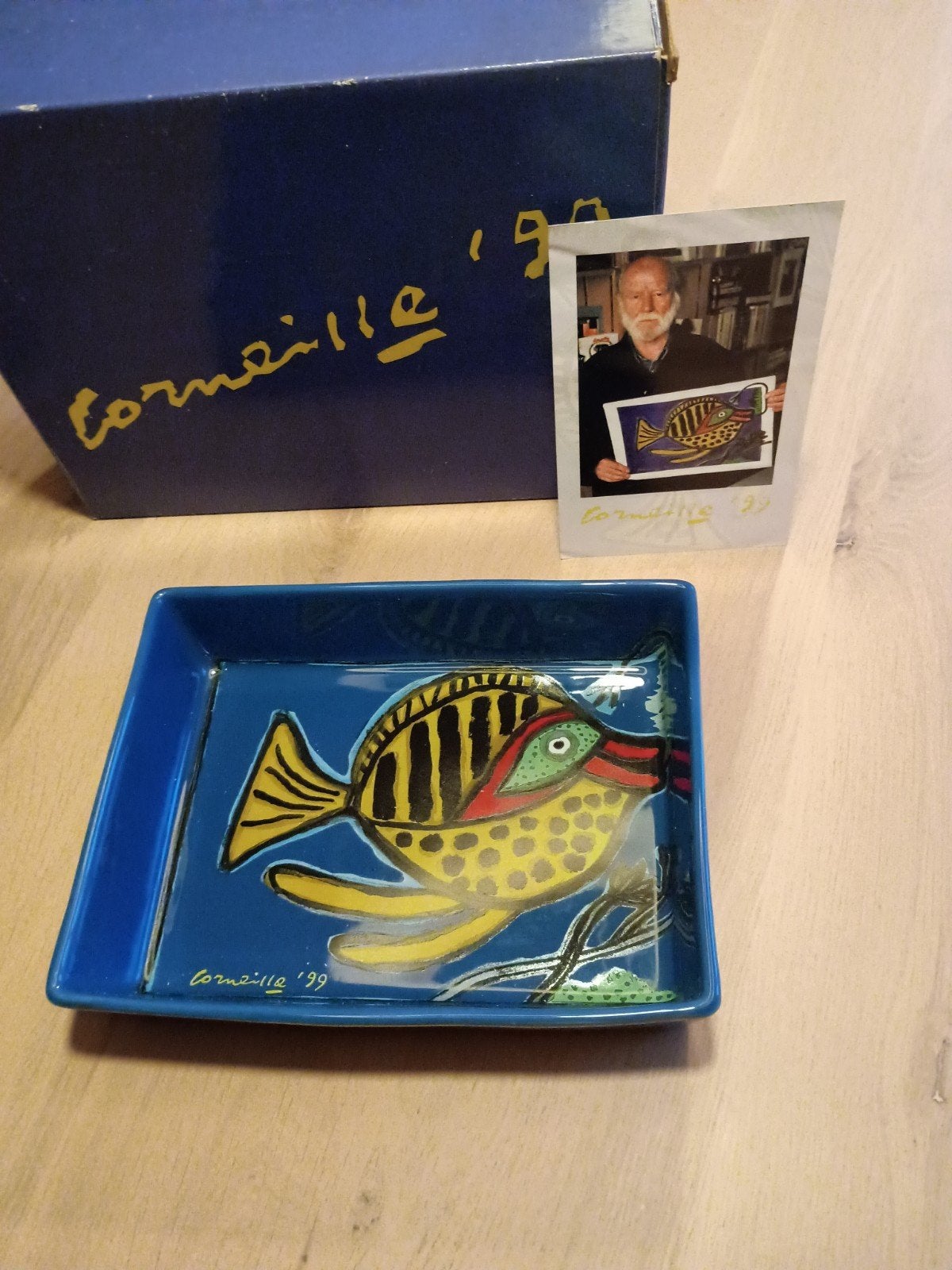 Corneille '99 schaal met vismotief in originele doos, Meerkleurig, Ophalen of Verzenden, Schaal, Steen/keramiek
