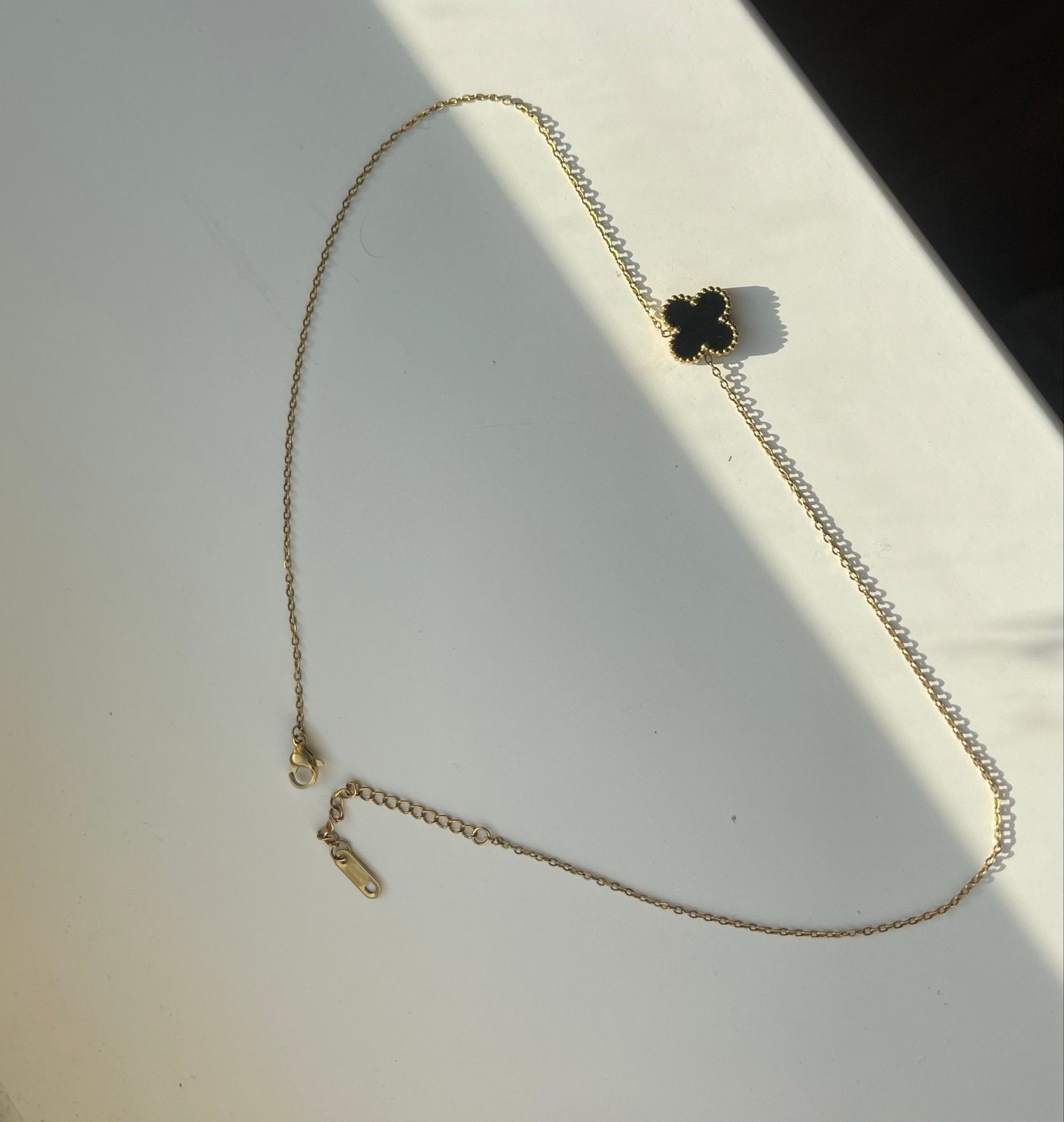 Gouden ketting met zwart klavertje vier hanger, Ophalen of Verzenden, Zo goed als nieuw, Goud, Overige materialen