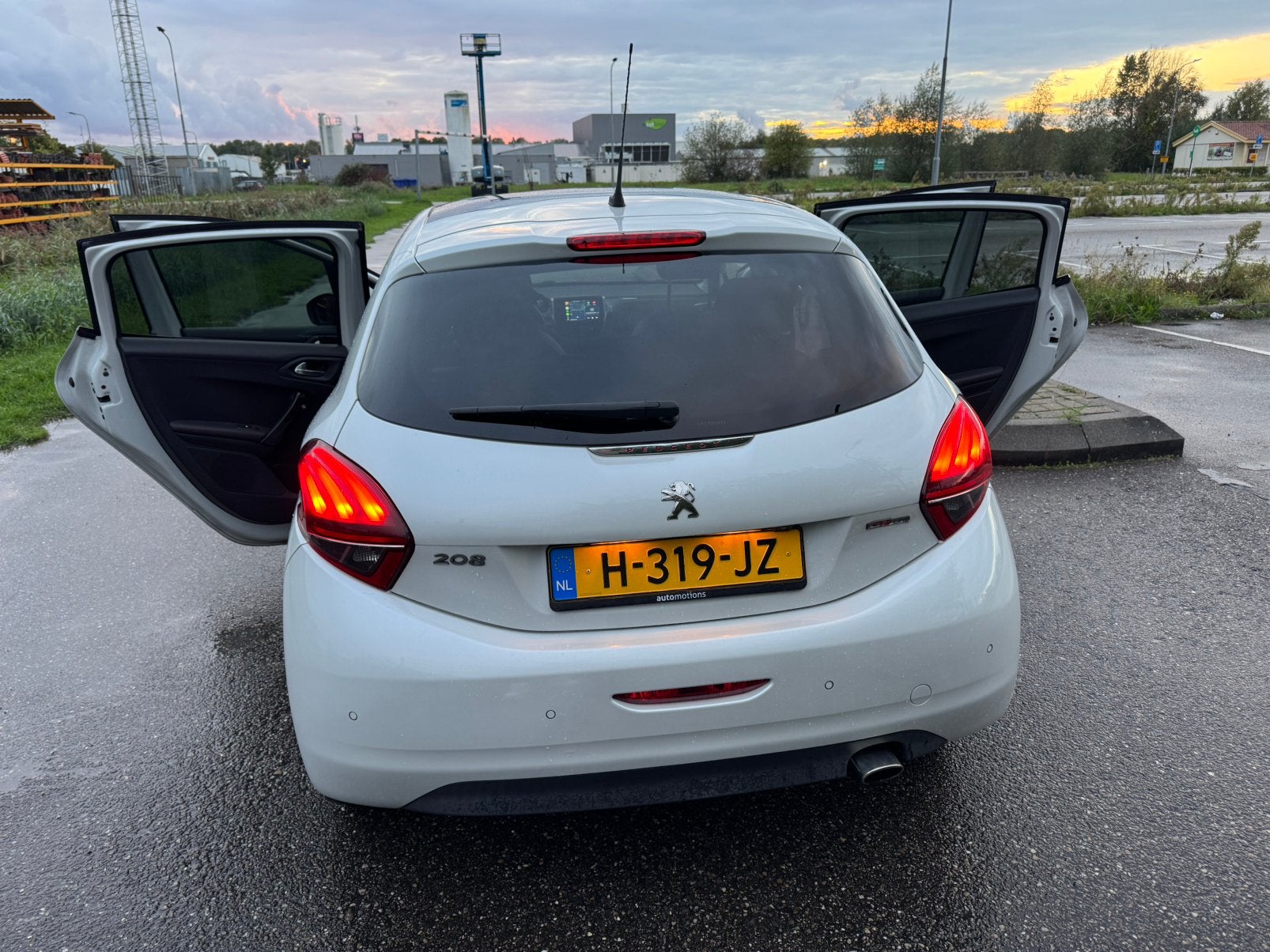 Peugeot 208 1.2 Puretech 81KW Aut-6 2015 Wit, Stof, 1199 cc, 570 kg, Particulier