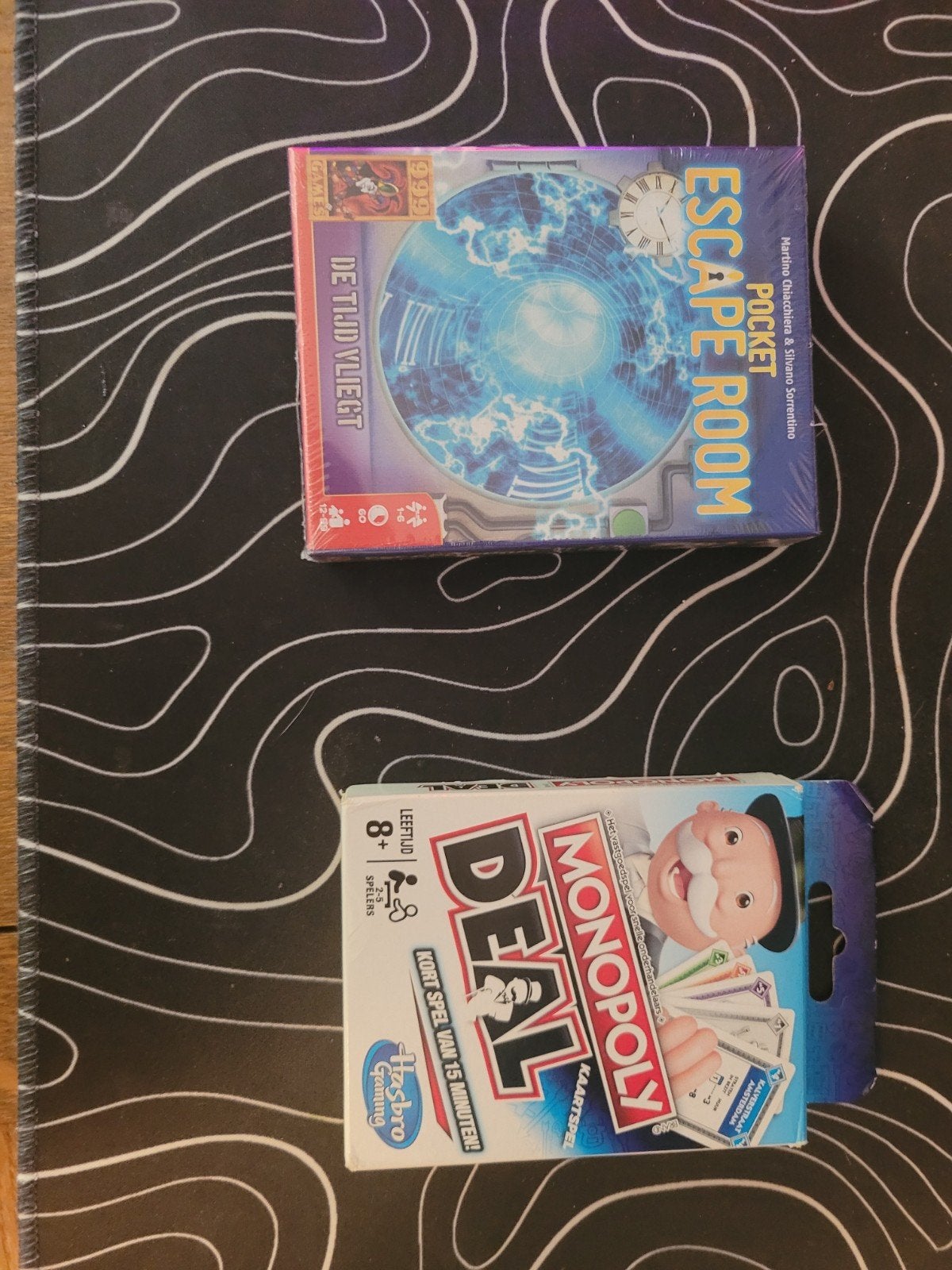 2 Boordspellen: Pocket Escape Room & Monopoly Deal, Een of twee spelers, Ophalen of Verzenden, Zo goed als nieuw, 999 Games, Hasbro Gaming