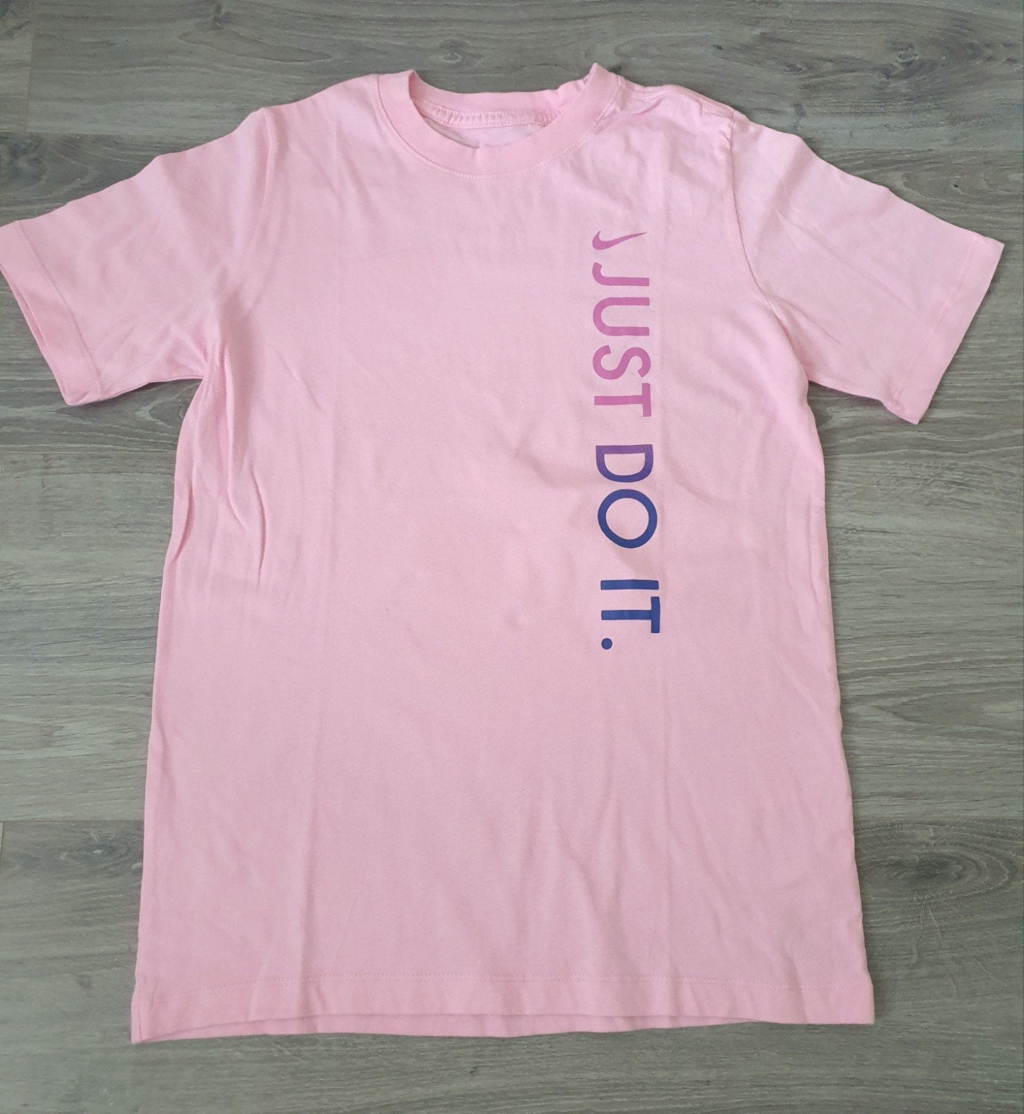 Roze Nike T-shirt "Just Do It" - Maat XL (158-170 cm), Kinderen en Baby's, Meisje, Ophalen of Verzenden, Zo goed als nieuw, Shirt of Longsleeve