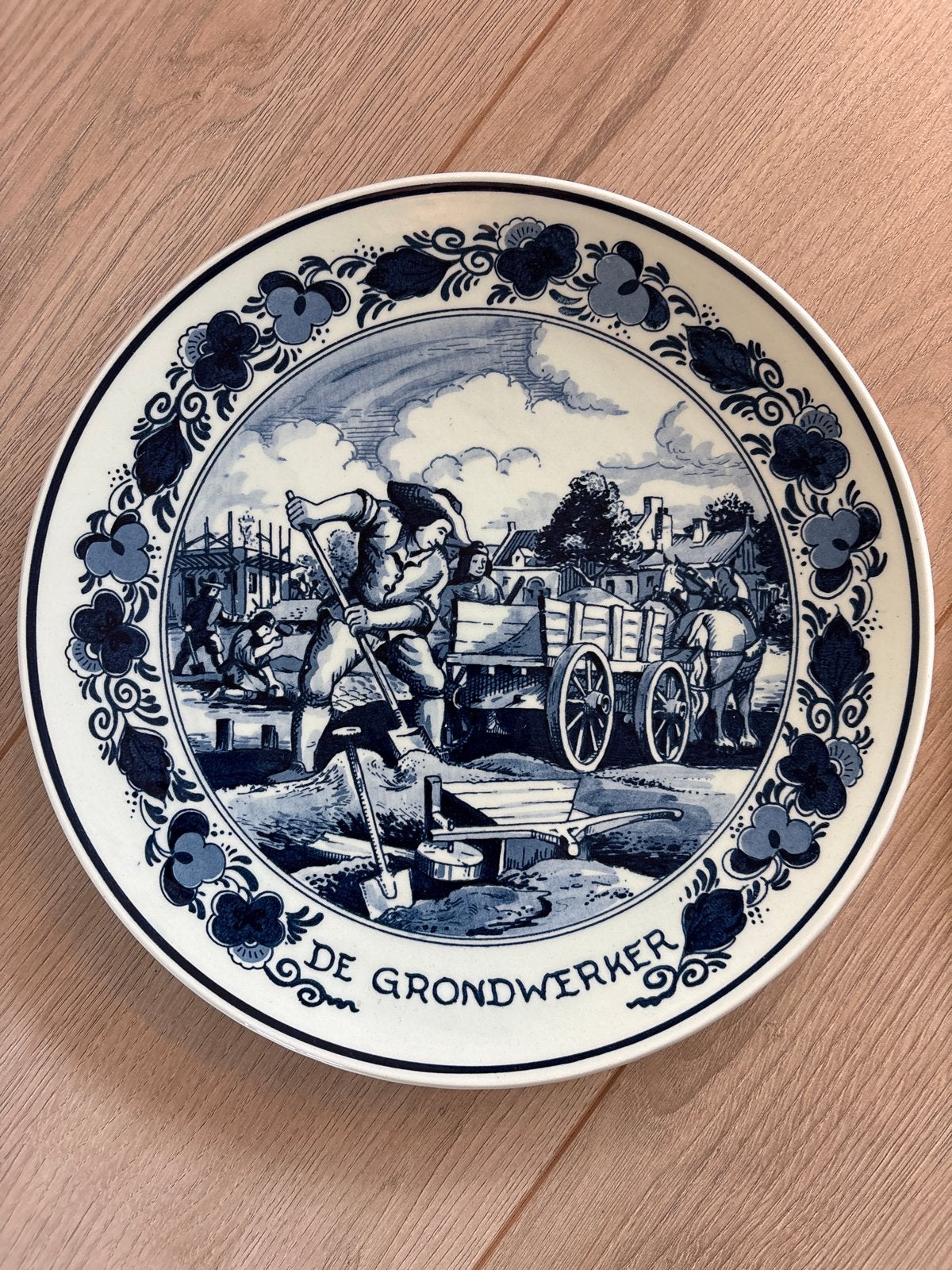 Delfts Blauw wandborden 'De Grondwerker' en 'De Timmerman', Ophalen of Verzenden
