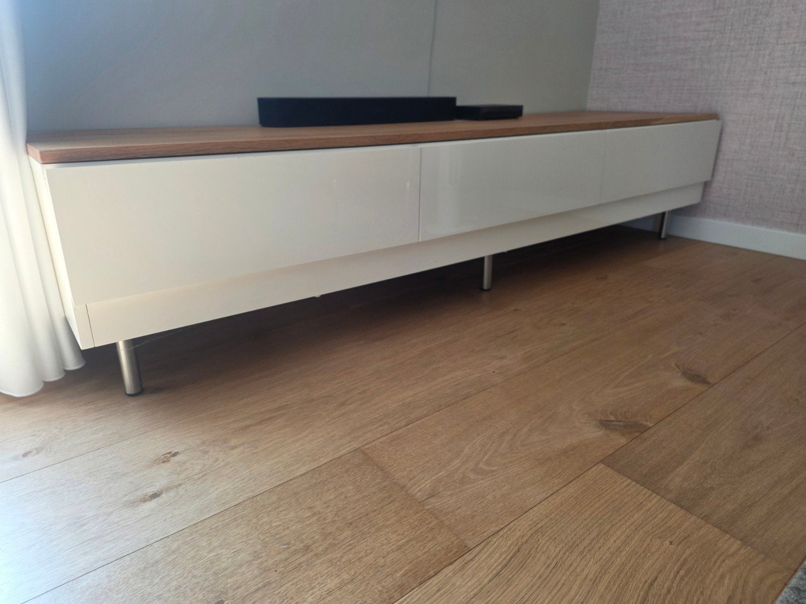 Hoogglans wit tv meubel met eiken blad en RVS poten, Ophalen, Gebruikt, 150 tot 200 cm, Eikenhout