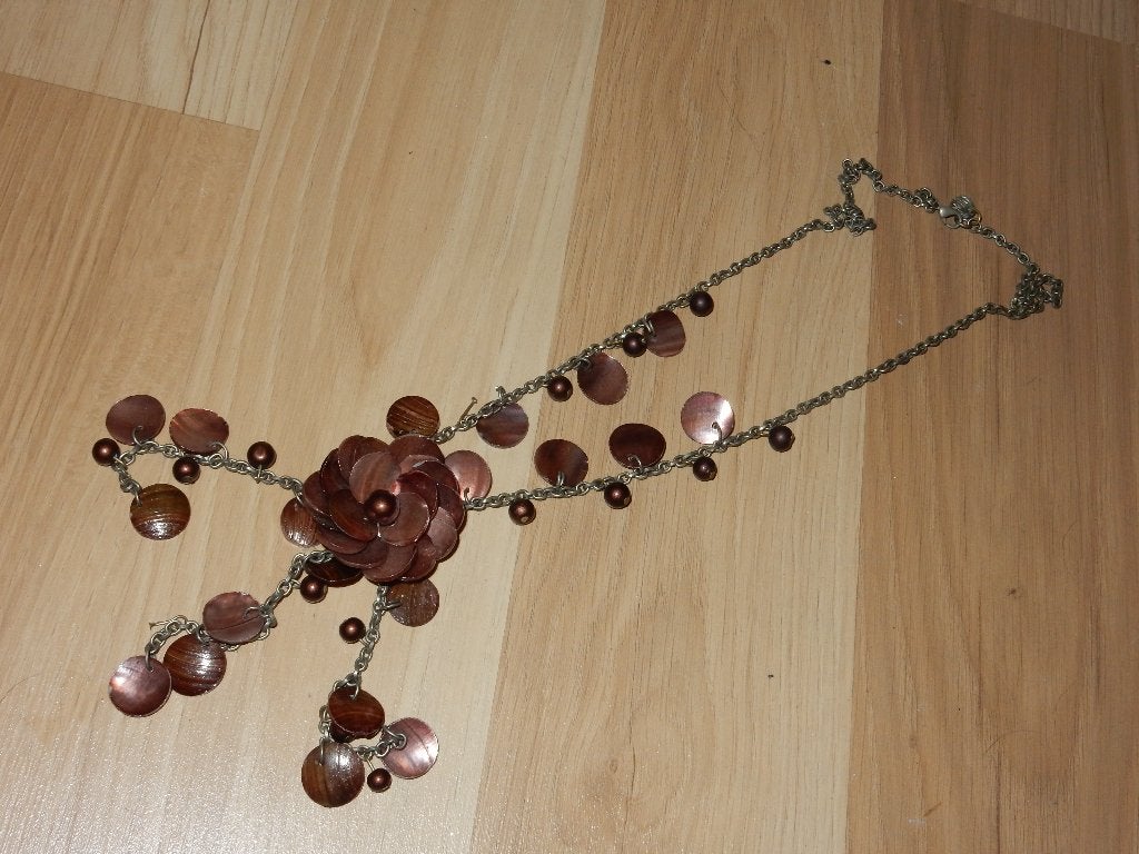 Lange bruine kralenketting met bloemvormige hanger, te koop., Bruin, Ophalen of Verzenden, Zo goed als nieuw, Overige materialen