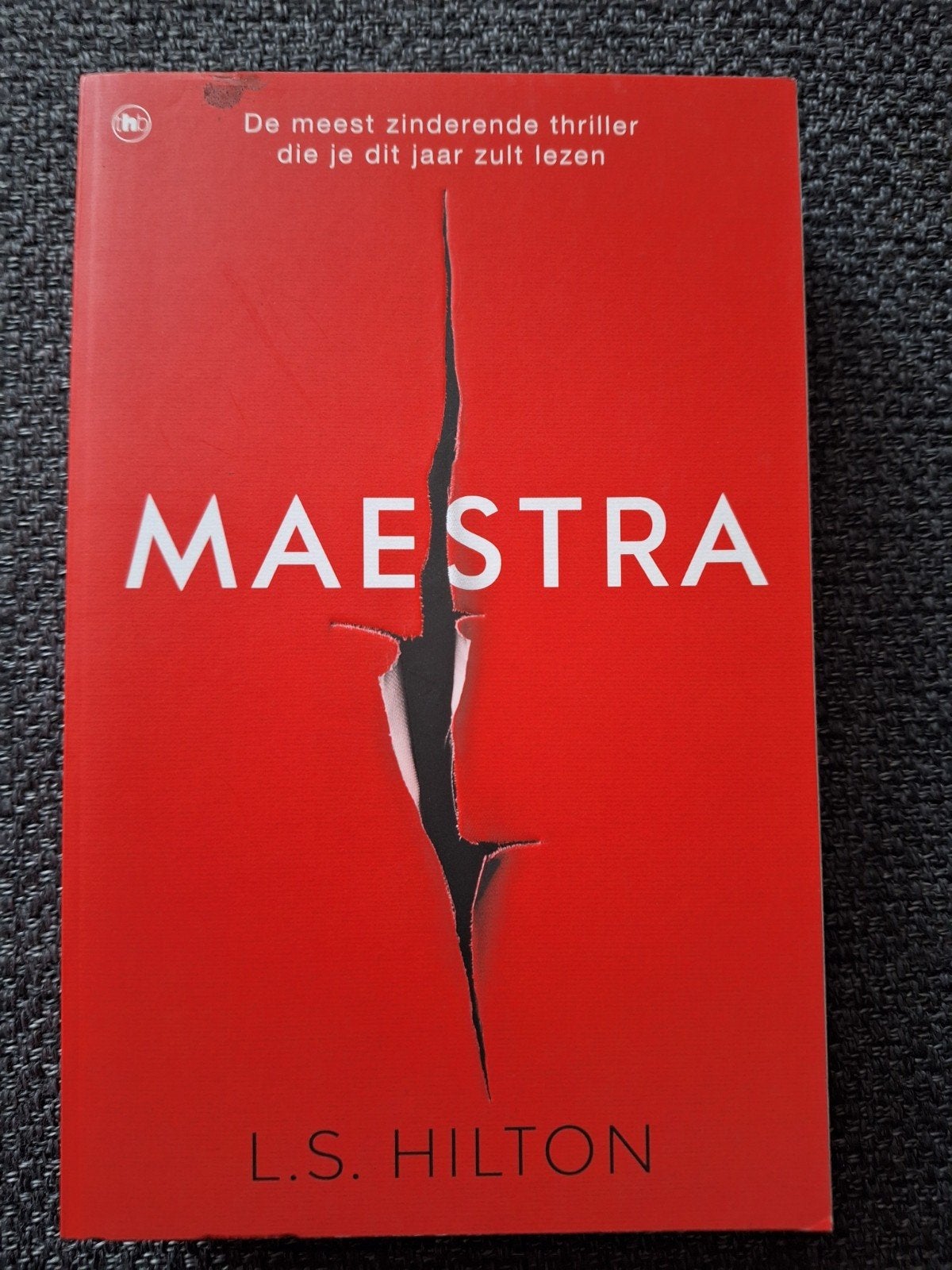 Maestra - L.S. Hilton (Thriller), Ophalen of Verzenden, L.S. Hilton, Europa overig