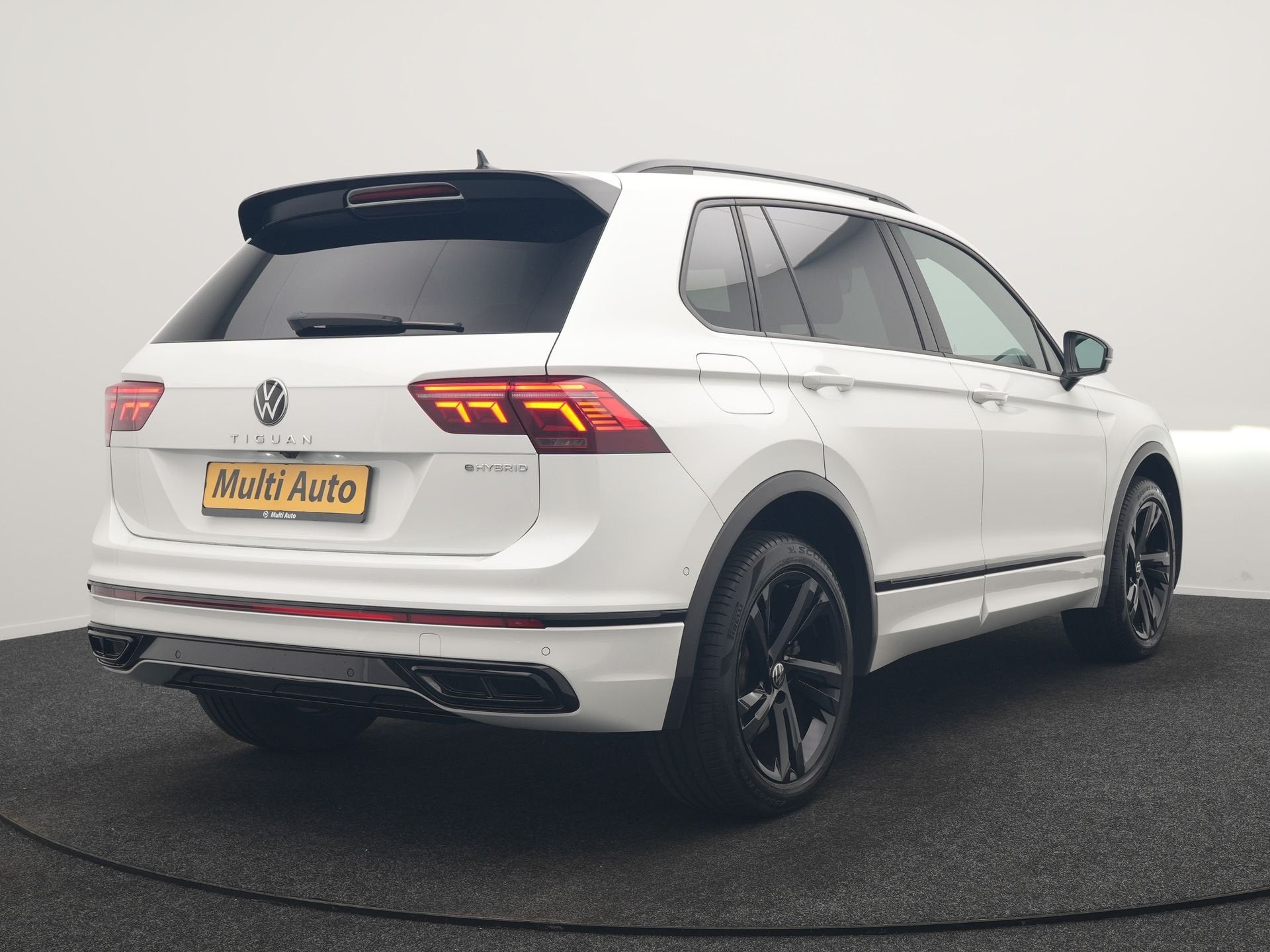 Volkswagen Tiguan 1.4 TSI eHybrid R-Line PHEV 245pk Dealer O, Auto's, Zwart, 4 cilinders, Alcantara, Hybride Elektrisch/Benzine