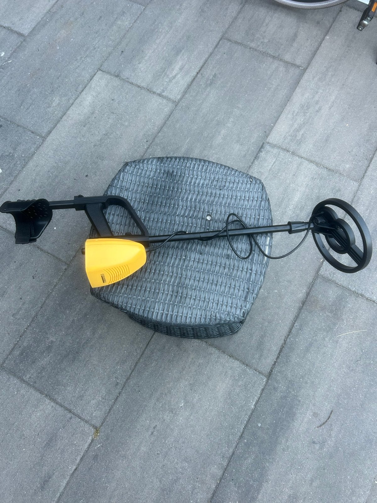 Metaaldetector geel/zwart - Gebruikt, Hobby en Vrije tijd, Metaaldetectors, Gebruikt, 30 cm of minder, Discriminatie metaaldetectie