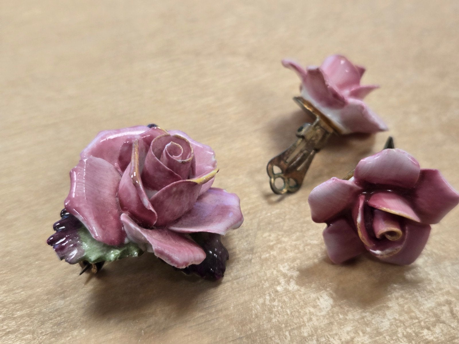 Vintage porseleinen broche en oorclips - Made in England, Overige materialen, Gebruikt, Ophalen of Verzenden, Onbekend