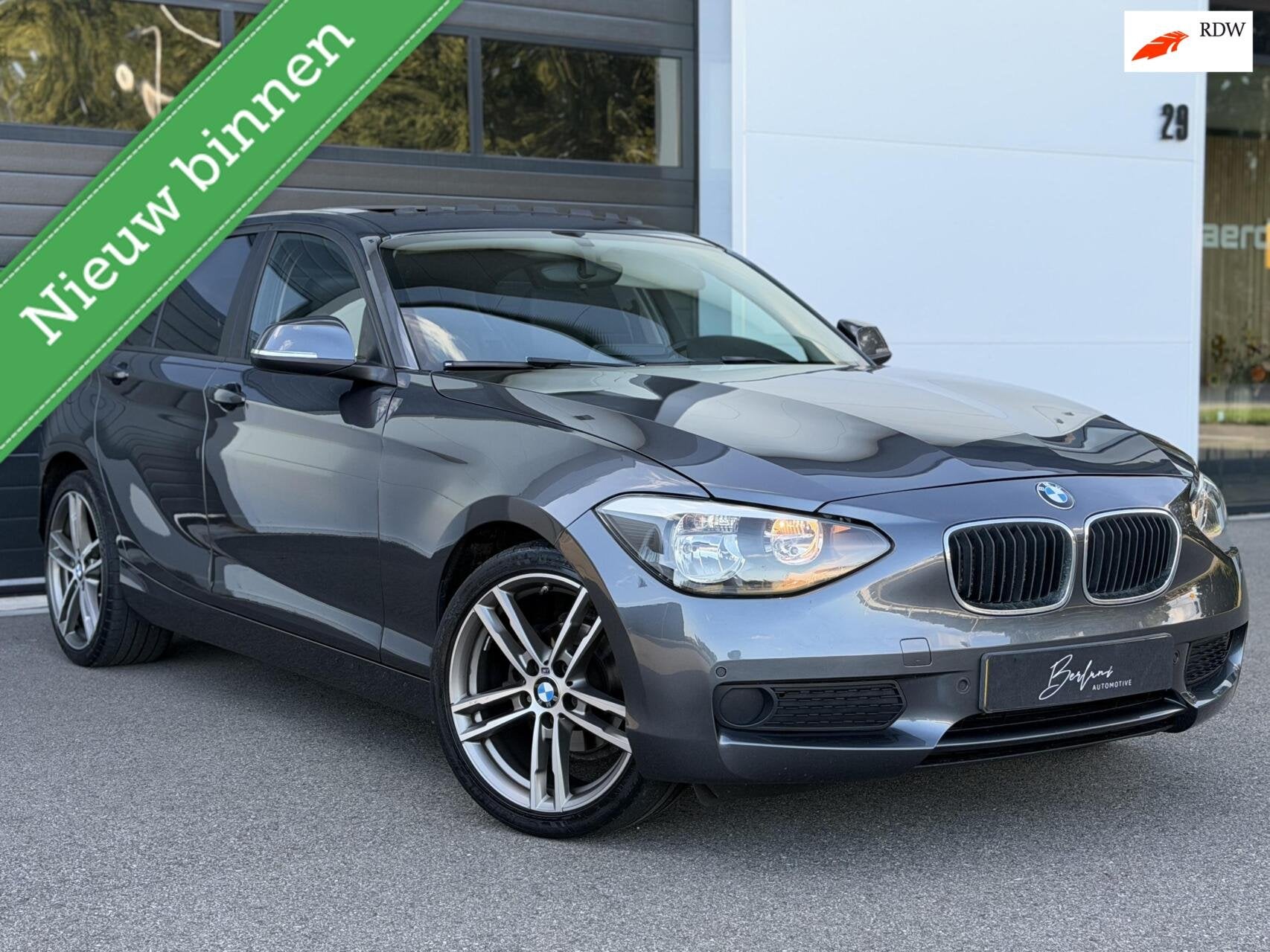 BMW 1-serie 116i Upgrade Edition Automaat|Panodak|Leder|LM, Auto's, Euro 5, Gebruikt, Zwart, 4 cilinders