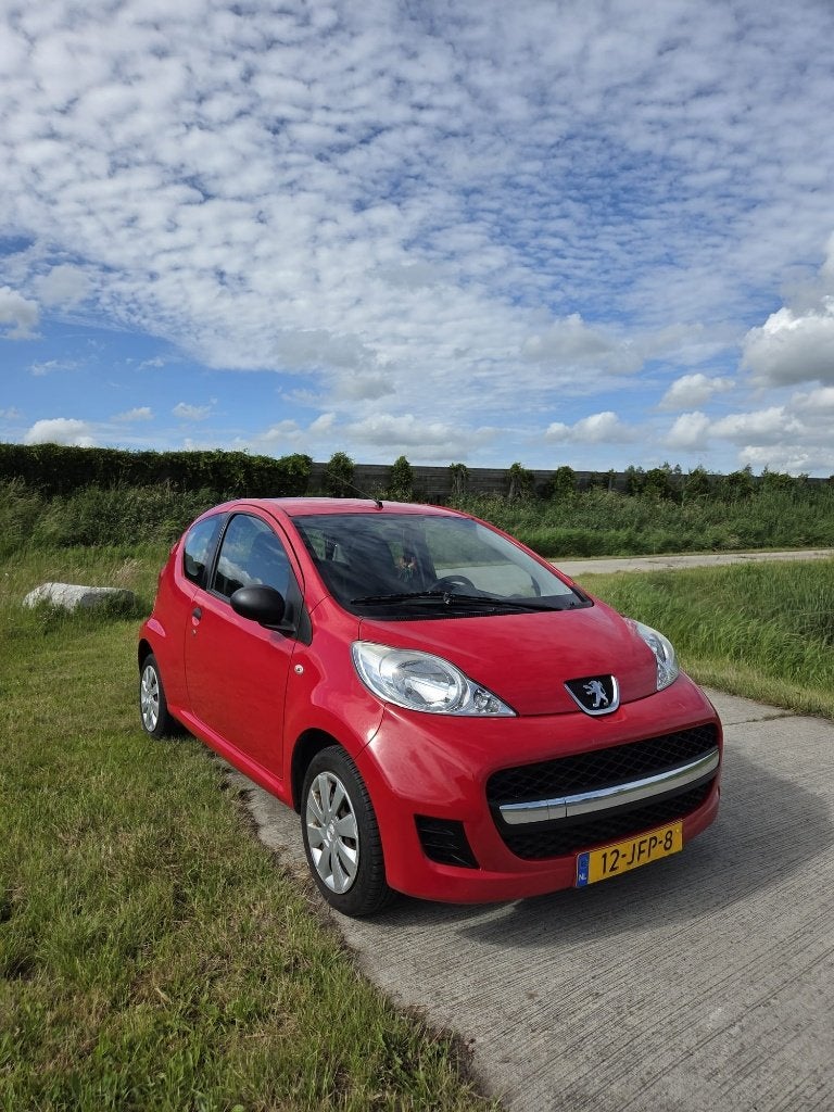 Peugeot 107 1.0 12V 3DR 2009 Rood, Auto's, Peugeot, Voorwielaandrijving, Stof, 4 stoelen, 68 pk