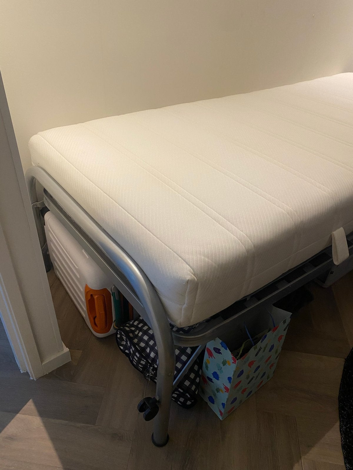 Eenpersoonsbed met matras - Zo goed als nieuw, Ophalen, 90 cm, Eenpersoons, Zo goed als nieuw