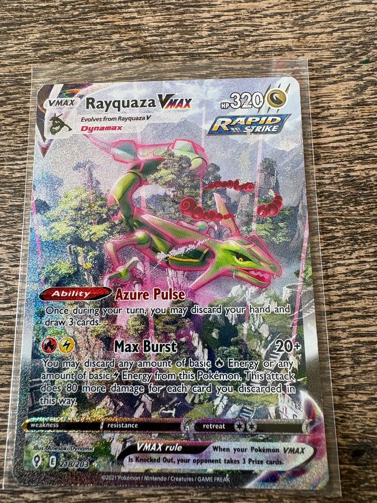 Rayquaza VMAX Alternate Art (218/203), Hobby en Vrije tijd, Verzamelkaartspellen | Pokémon, Ophalen of Verzenden, Zo goed als nieuw