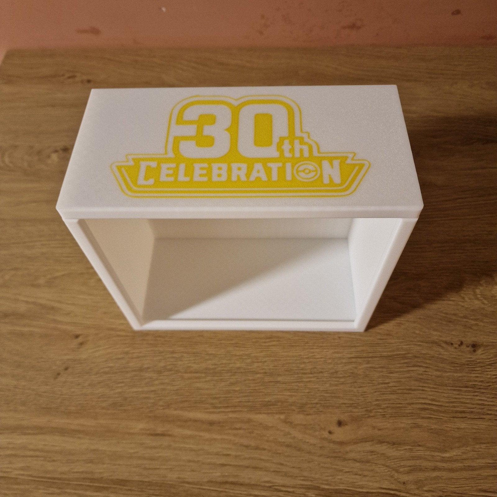 Pokémon 30th anniversery etb houder. By MR.Collect, Hobby en Vrije tijd, Ophalen of Verzenden, Nieuw, Overige typen