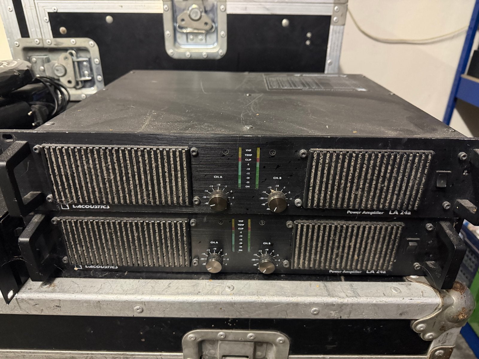 LA-acoustics LA24 Power Amplifier (2 stuks), 120 watt of meer, Ophalen, Overige merken, Gebruikt