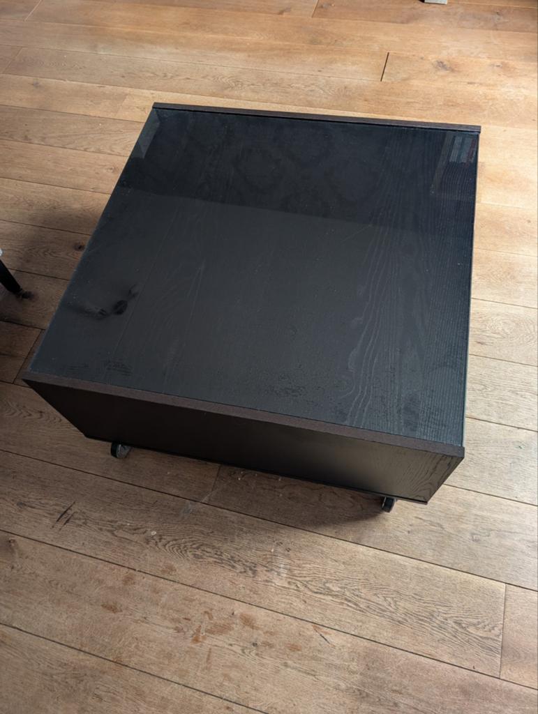 Houten salontafel met glazen plaat, Huis en Inrichting, Tafels | Salontafels, Ophalen, Gebruikt, 50 tot 100 cm, Vierkant
