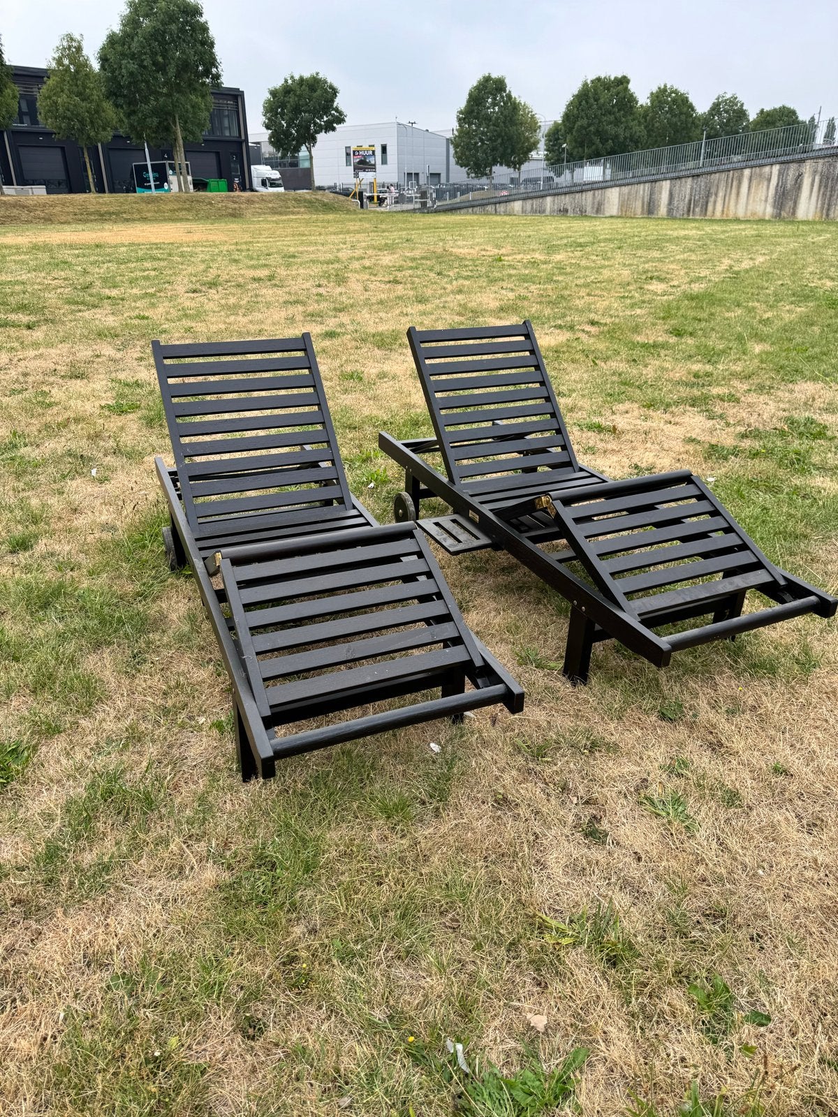 2x Teakhouten Ligbedden - Zwart - Verstelbaar & Verrijdbaar, Tuin en Terras, Ophalen, Gebruikt, Teakhout, Verstelbaar