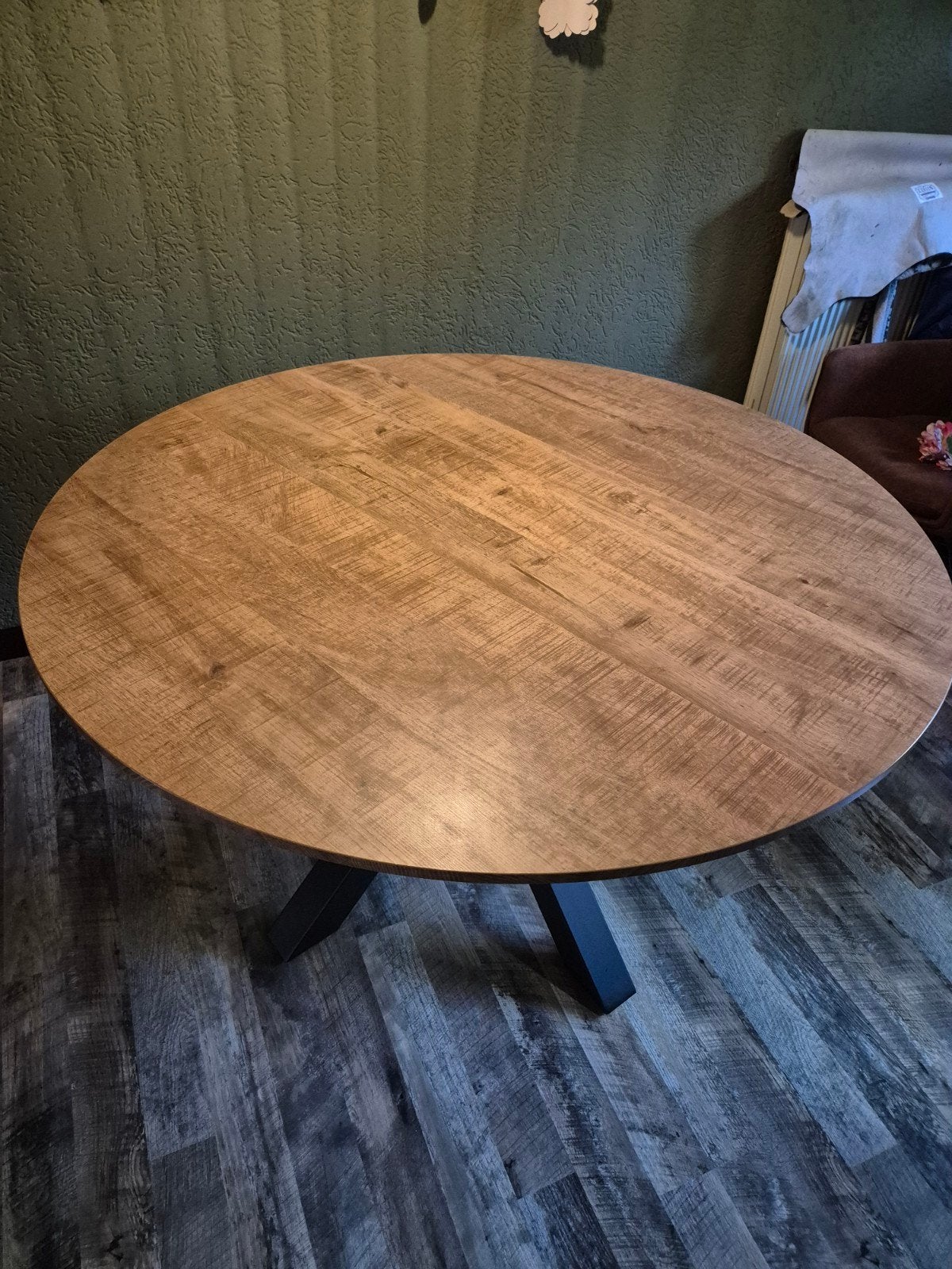 Mango eettafel met metalen onderstel, Modern, Industrieel, Rond, Zo goed als nieuw, Vier personen