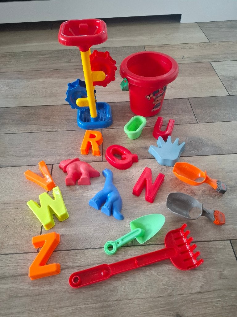 Zandbak speelgoed set – rode emmer, schepjes, letters, Ophalen of Verzenden, Gebruikt