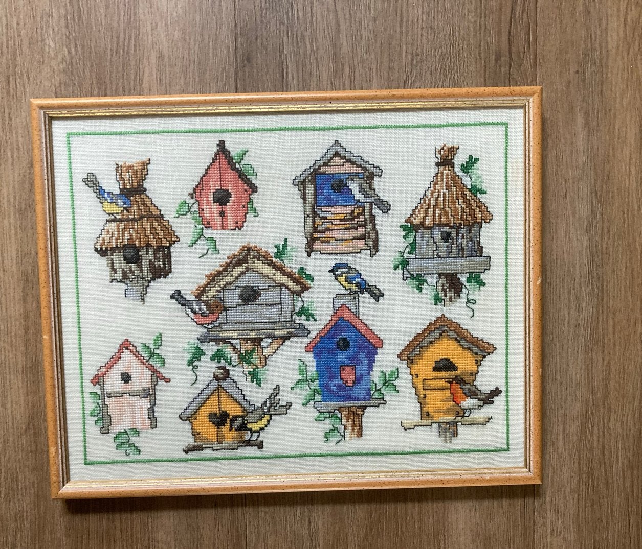 Geborduurd schilderij met vogelhuisjes en vogels 30x37 cm, Ophalen of Verzenden, Gebruikt