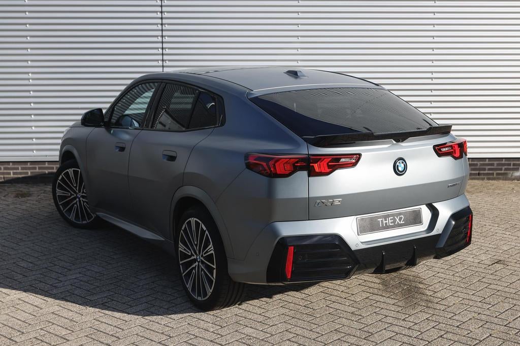 BMW iX2 eDrive20 M Sport / Panoramadak / Sportstoelen / Adap, Auto's, BMW, IX2, Zwart, Stoelverwarming, Nieuw
