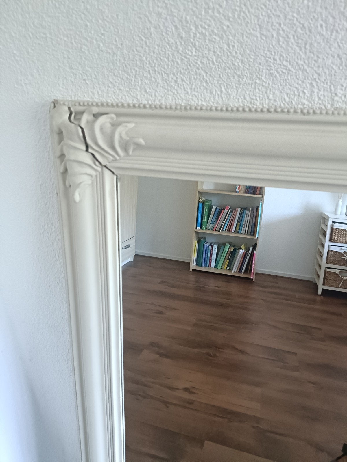 Spiegel met gipsen lijst - scheur in hoek, Gebruikt, 100 tot 150 cm, Ophalen of Verzenden, Rechthoekig