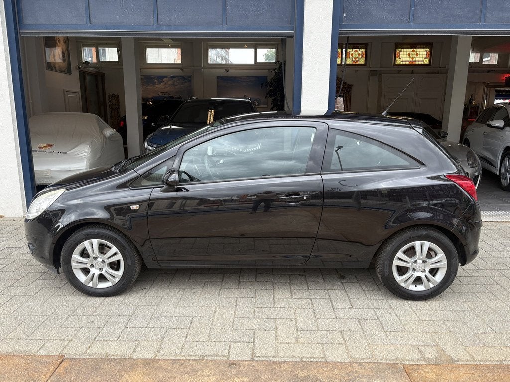 Opel Corsa 1.4-16V White Edition NL AUTO. SPORTVELGEN, Auto's, Voorwielaandrijving, Gebruikt, 4 cilinders, Zwart