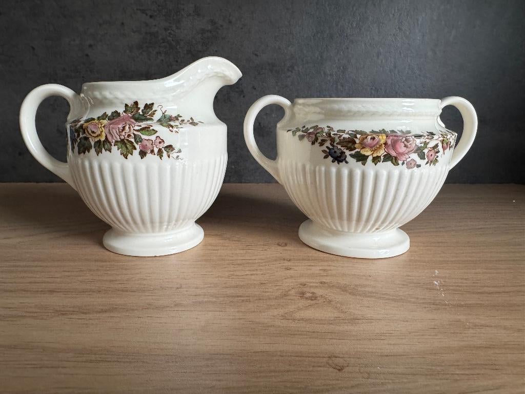 Wedgewood Conway - suikerpot en melkkan, Ophalen of Verzenden, Zo goed als nieuw, Aardewerk, Overige typen