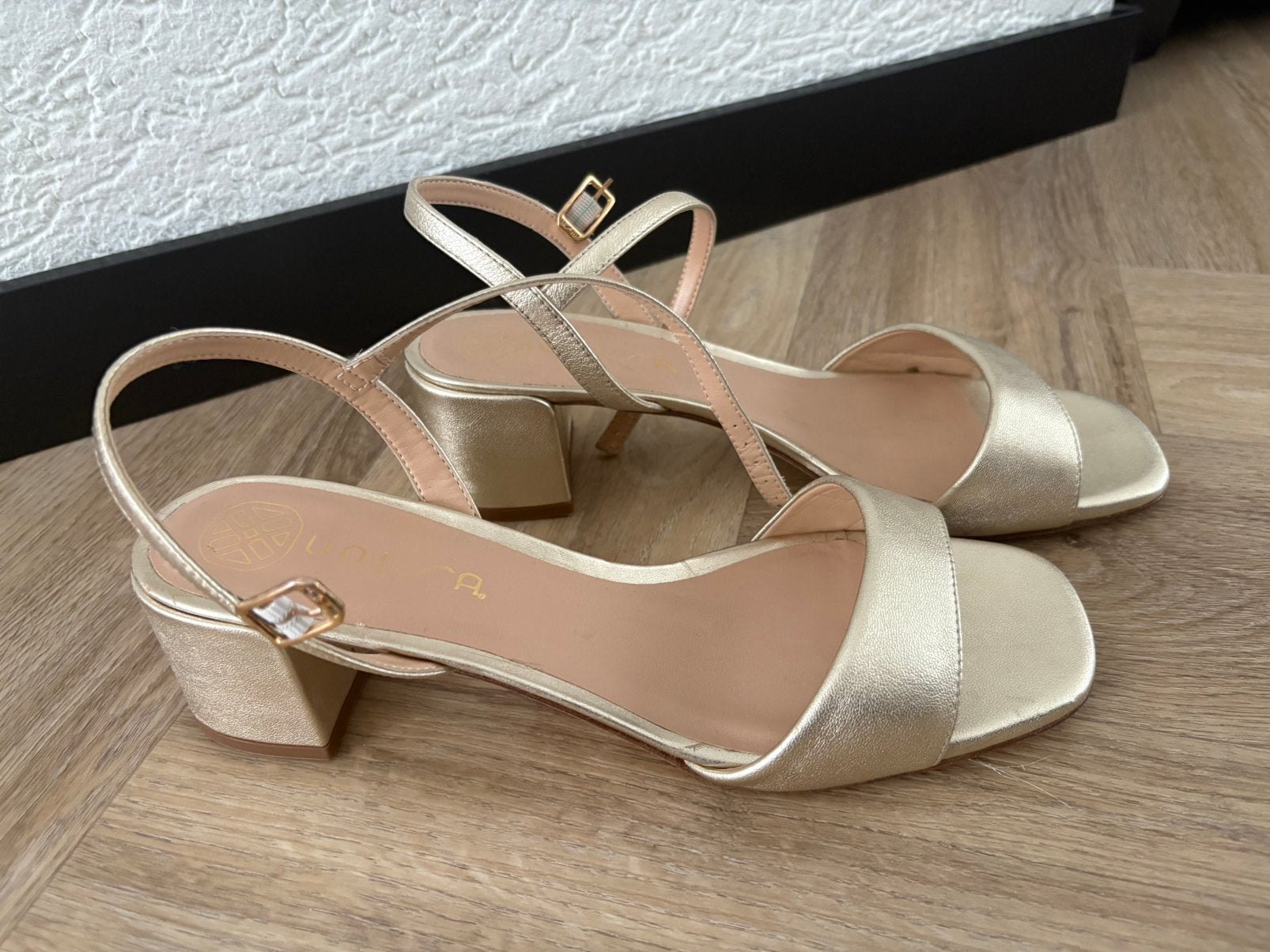 Unisa gouden sandaal met hak ( 5 cm), Schoenen met lage hakken, Overige kleuren, Ophalen of Verzenden, Zo goed als nieuw