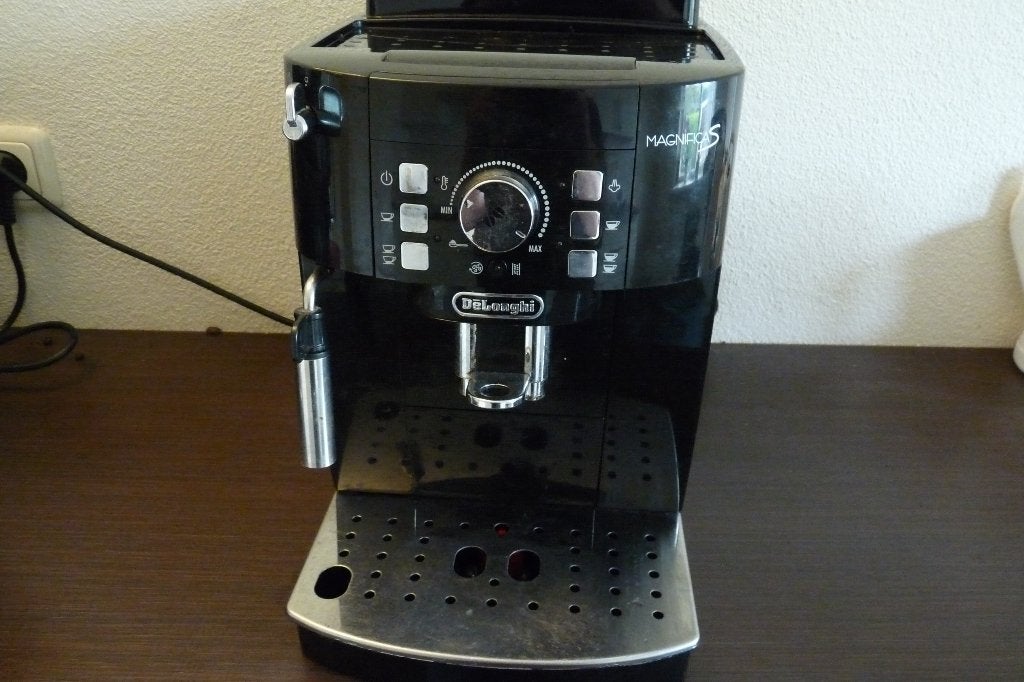 Nette en goed werkende koffiemachine DeLonghi Magnifica S, Witgoed en Apparatuur, Koffiezetapparaten, Ophalen, Gebruikt, Koffiemachine