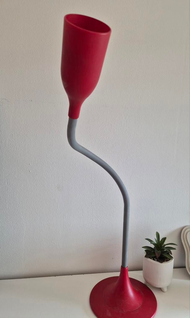 Massieve rode bureaulamp met buigbare steel, Ophalen, Gebruikt, Modern, functioneel, 50 tot 75 cm