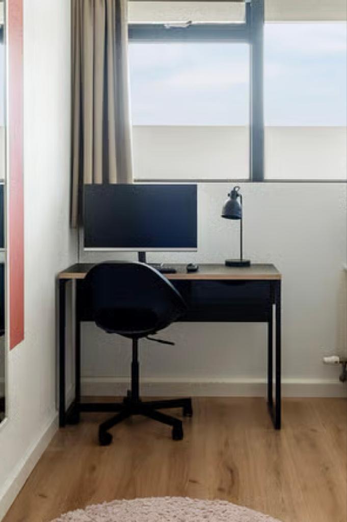 Bureaustoel met lamp (excl. beeldscherm en accessoires), Ophalen, Gebruikt, Zwart, Bureaustoel