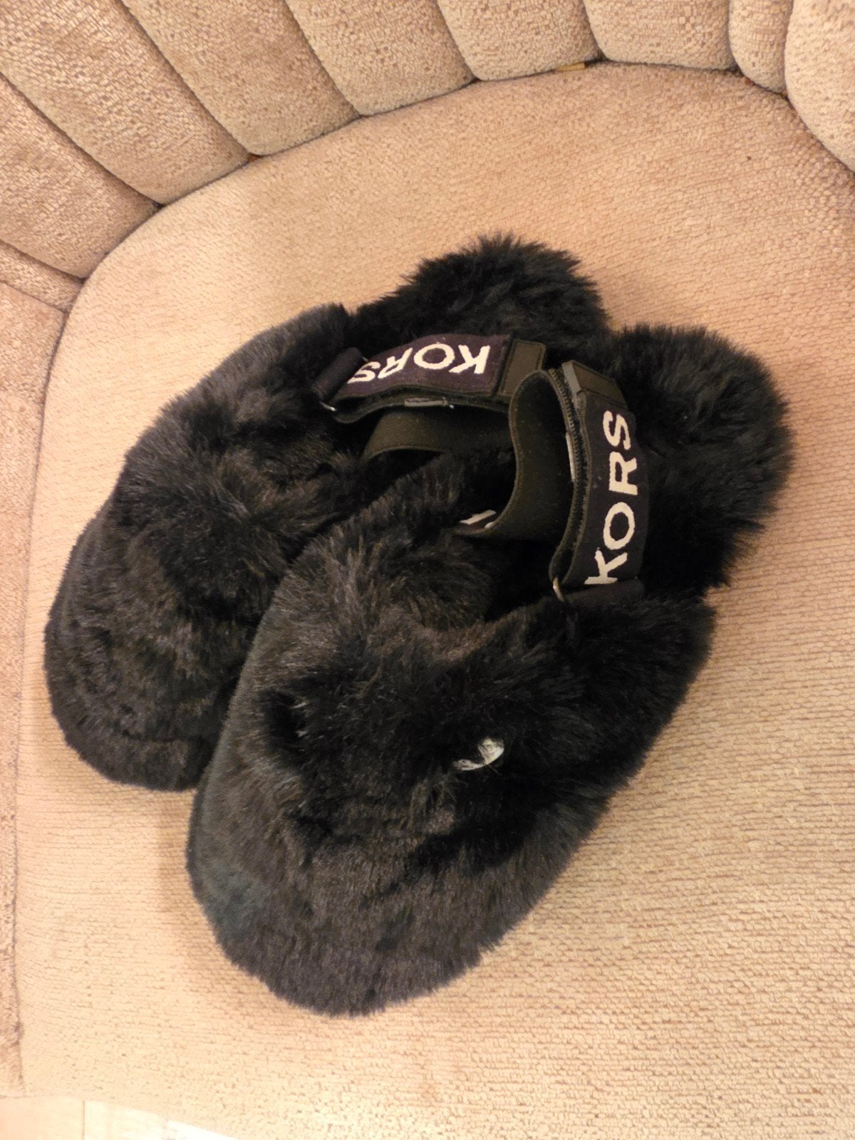 Nieuwe Michael Kors Zwarte Fluffy Slippers - Maat 36, Slippers, Michael Kors, Zwart, Nieuw